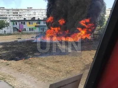 Люди виходили з будинків через їдкий дим: на столичних Березняках невідомі підпалили шини