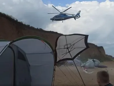 Частный вертолет на посадке под Одессой снес кемпинг и чуть не покалечил людей