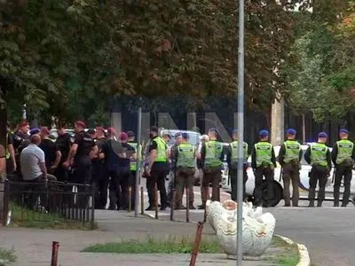 Под здание МВД начали стягивать спецназовцев