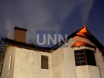 Ночной пожар на Троещине: почти полностью выгорел дом, есть пострадавший