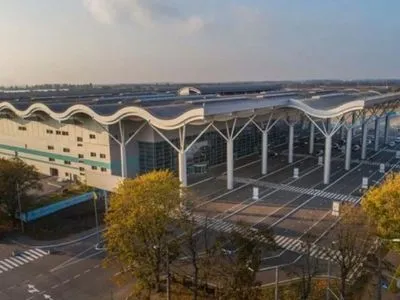 Нова злітна смуга Одеського аеропорту прийняла перший рейс: серед пасажирів і Труханов