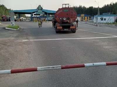 На границе с Беларусью пьяный дальнобойщик снес шлагбаум в пункте пропуска