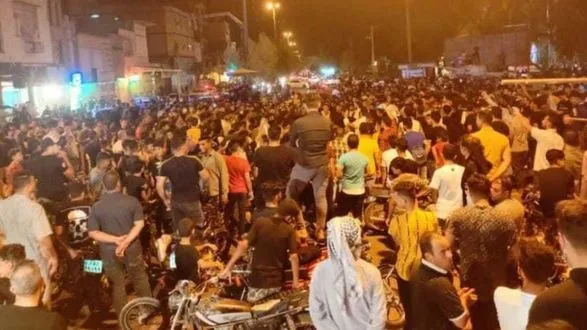 В Иране вторую ночь подряд не утихают уличные акции протеста из-за нехватки воды