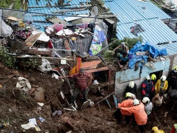Зливи в Індії: у Мумбаї понад 20 людей загинули через обвалення будинків