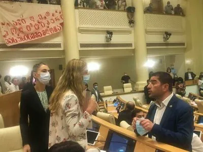 В парламенте Грузии оппозиция сорвала выступление главы МВД о беспорядках в Тбилиси