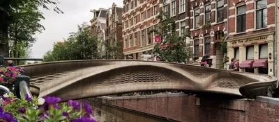 В Нидерландах открыли первый в мире металлический мост, напечатанный на 3D-принтере