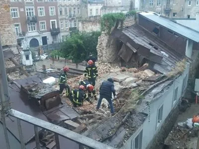 У Львові обвалилася стіна будинку: під завалами виявили тіло чоловіка