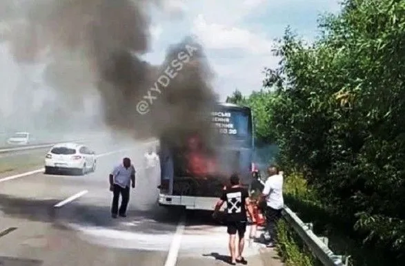 pasazhirskiy-avtobus-zagorivsya-na-trasi-odesa-kiyiv