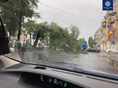 Злива у Києві: рух на дорогах досі ускладнений