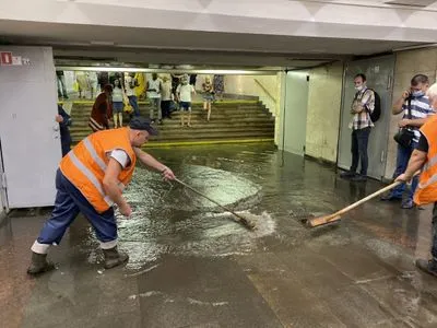 Злива у Києві: за пів години випала тижнева норма опадів, одну підтоплену станцію метро знову відкрили