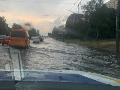 Злива у Києві: через підтоплення частково закрили другу станцію метро