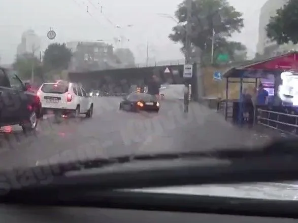 На Київ обрушилася злива: вулиці заливає, одну зі станцій метро затопило