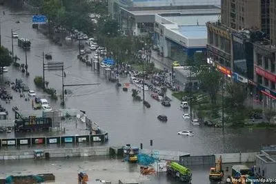 Ливень затопил метро в Китае: погибли 12 человек