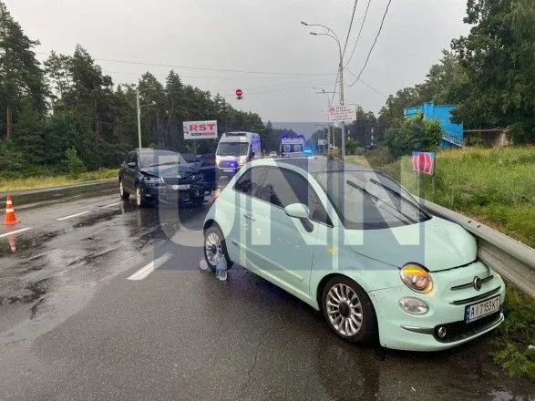 ДТП с пострадавшими на Минском шоссе: Fiat, где находилось четверо девушек, от мощного удара отбросило в отбойник