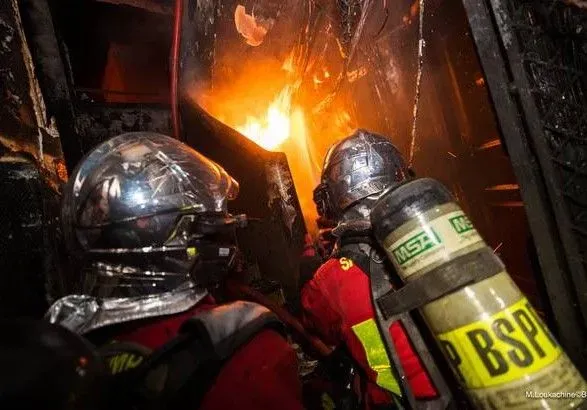 Полум'я заввишки кілька метрів і густий стовп диму: в Парижі сталася сильна пожежа біля посольства Італії