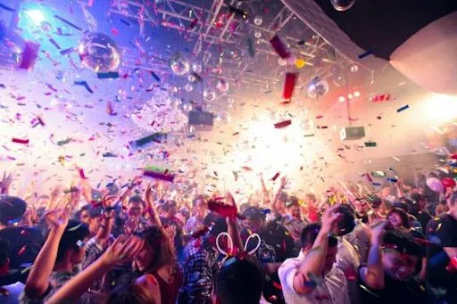 Британський уряд хоче, аби нічні клуби вимагали COVID-сертифікати