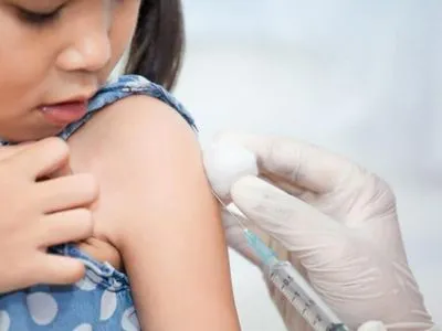 Великобритания начинает вакцинацию подростков: препарат получат не все
