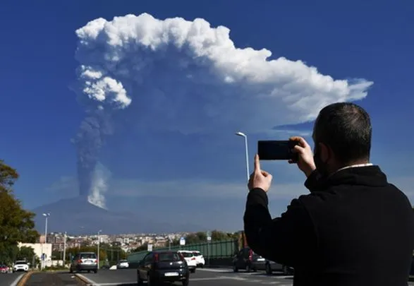 Через утилизацию пепла после вивереження Этны города на Сицилии могут стать банкротами