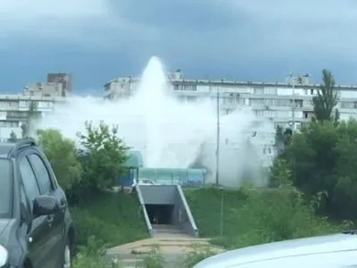 Вода била фонтаном: у Києві під час випробувань сталась аварія на тепломережі