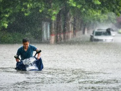 Число жертв разрушительного наводнения в Китае возросло до 25 человек