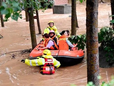 "Один раз на тисячу років": жертви у затопленому метро, хвилі у торгівельних центрах та інші деталі руйнівної повені у Китаї