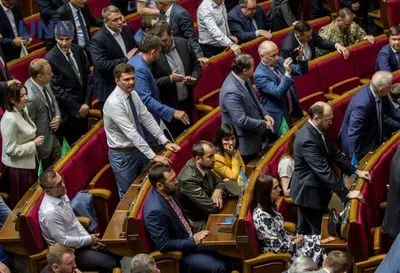 За прогулы в июле хотят лишить "депутатских" выплат 73 нардепов