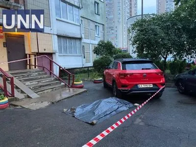В Дарницком районе Киева разбился насмерть мужчина, выпав из окна многоэтажки