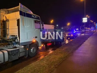 Нічна подвійна аварія у Києві: вантажівка влетіла у легковик