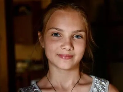 Зеленский наградил медалью 12-летнюю девочку, которая спасла четырех детей от наводнения в Закарпатье