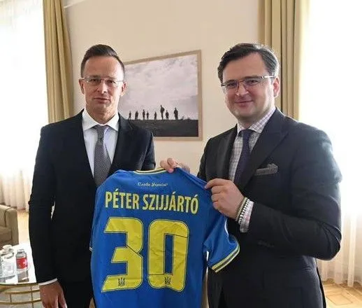 Кулеба подарил главе МИД Венгрии футболку сборной с лозунгом "Слава Украине!"