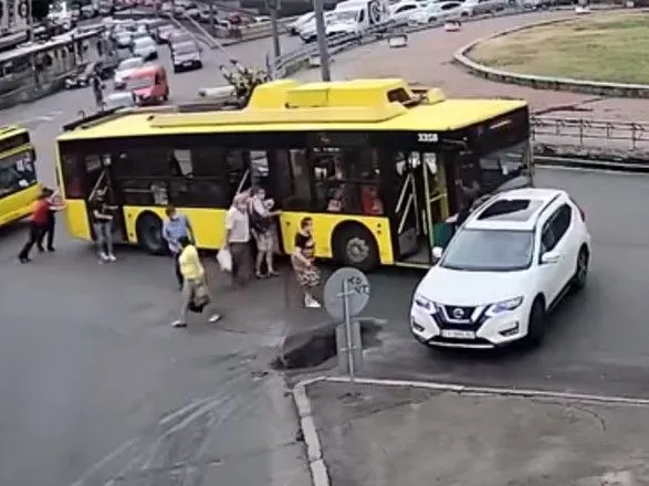 В Киеве троллейбус, который толкали пассажиры, врезался в Nissan