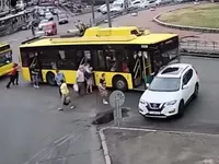У Києві тролейбус, який штовхали пасажири, врізався у Nissan