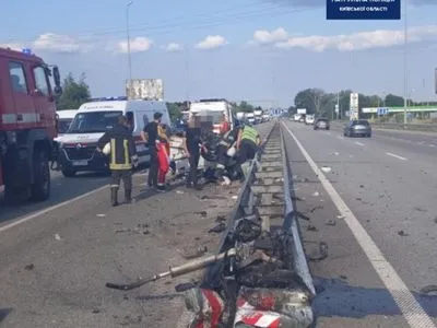 Заснул за рулем и влетел в отбойник: в жутком ДТП на трассе Киев-Чоп погиб пассажир