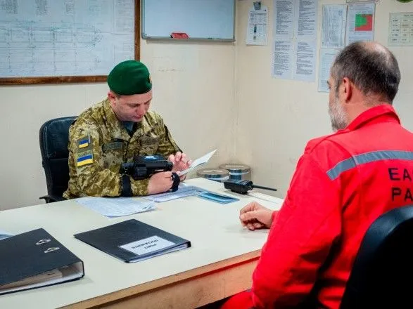 Показали документы, выданные в оккупированном Крыму: 12 российским морякам запретили въезд в Украину