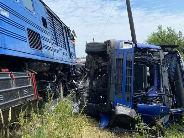 Укрзалізниця попередила про затримки поїздів на Закарпатті через аварію з вантажівкою