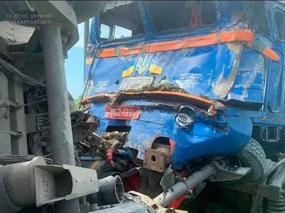 На Закарпатті зіткнулися вантажівка та пасажирський поїзд: водія вантажівки та двох пасажирів поїзда госпіталізували