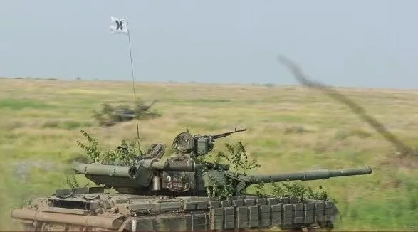 Во время военных учений танк случайно выстрелил в сторону населенного пункта