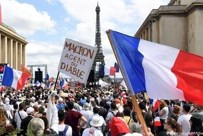 Сенат Франції змінив законопроект щодо COVID-пропусків на тлі протестів