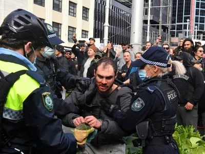 В крупнейших городах Австралии произошли беспорядки из-за протестов против ограничений, связанных с COVID-19