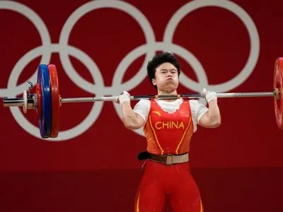 Олимпиада-2020: китайская штангистка Хоу Чжихуэй завоевала золото и установила олимпийский рекорд