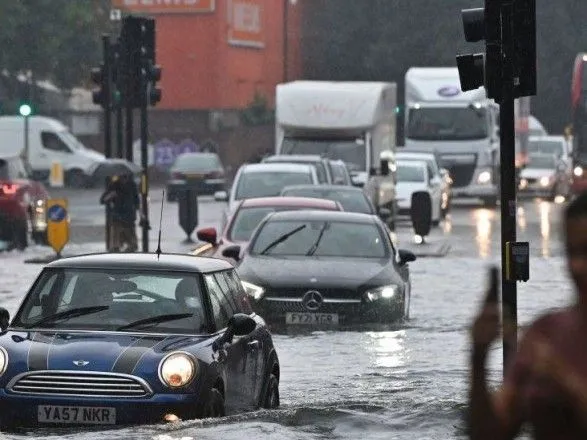 Потоп в Лондоне: перекрыты улицы, не работают станции метро
