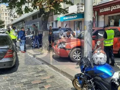 Масштабна ДТП у центрі Києва: мотоцикліст-іноземець спершу "вдарив" Mercedes, а потім відлетів на припарковані авто