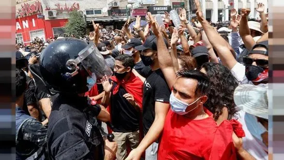 protesti-okhopili-tunis-cherez-splesk-covid-19-i-pogirshennya-ekonomiki