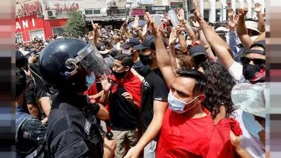 Протести охопили Туніс через сплеск COVID-19 і погіршення економіки