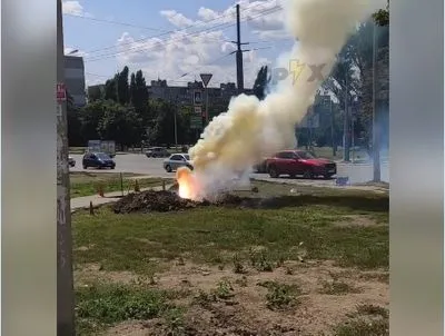 В Харькове на одной из улиц из-под земли вырвался столб огня