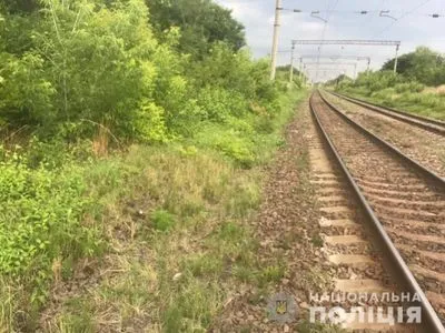 С поезда "Львов-Мариуполь" во время движения выпал 23-летний парень