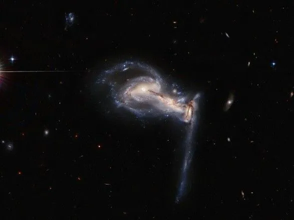 Новое фото с телескопа Hubble: в NASA показали снимок скопления галактик в созвездии Рыси