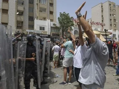 Ситуація у Тунісі: країна охоплена протестами, армія блокувала будівлю уряду