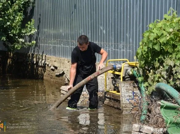 В Одесі все ще залишаються затоплені після зливи території