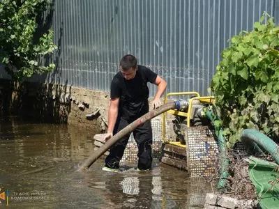 В Одессе все еще остаются затопленные после ливня территории